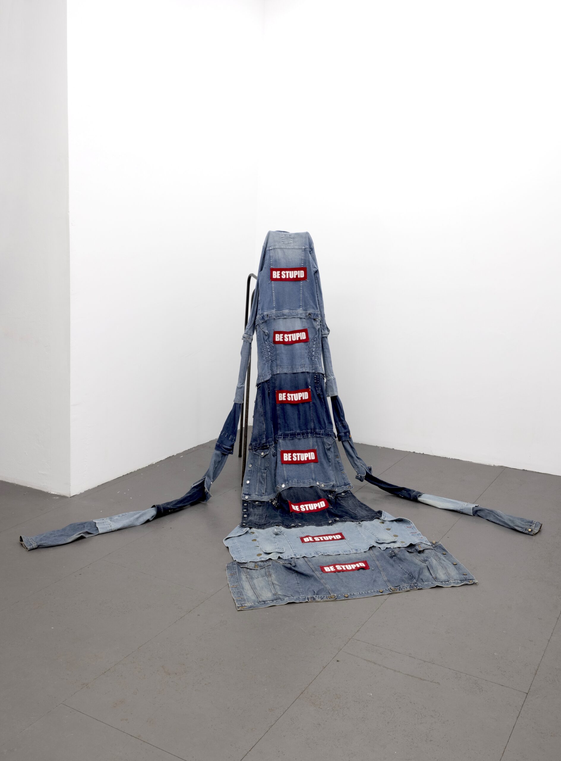 Rebekka Benzenberg, BE STUPID, 2024
Steel, denim jackets, safety pins, screen print patches, Photo: Tamara Lorenz