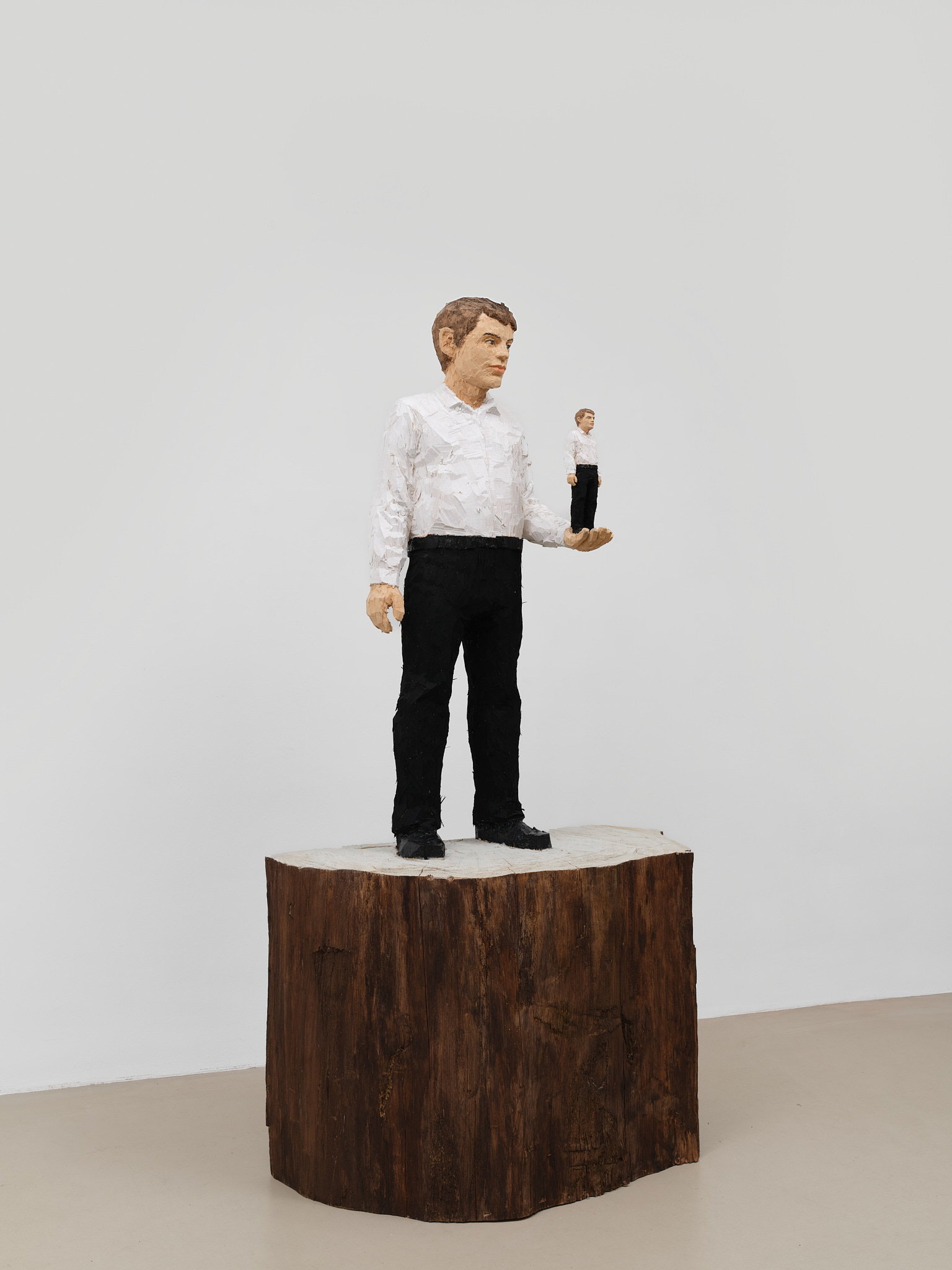 Stephan Balkenhol
Grosser Mann trägt kleinen Mann auf Händen, 2025
Wawa wood and Paint
230 x 115 x 55 cm