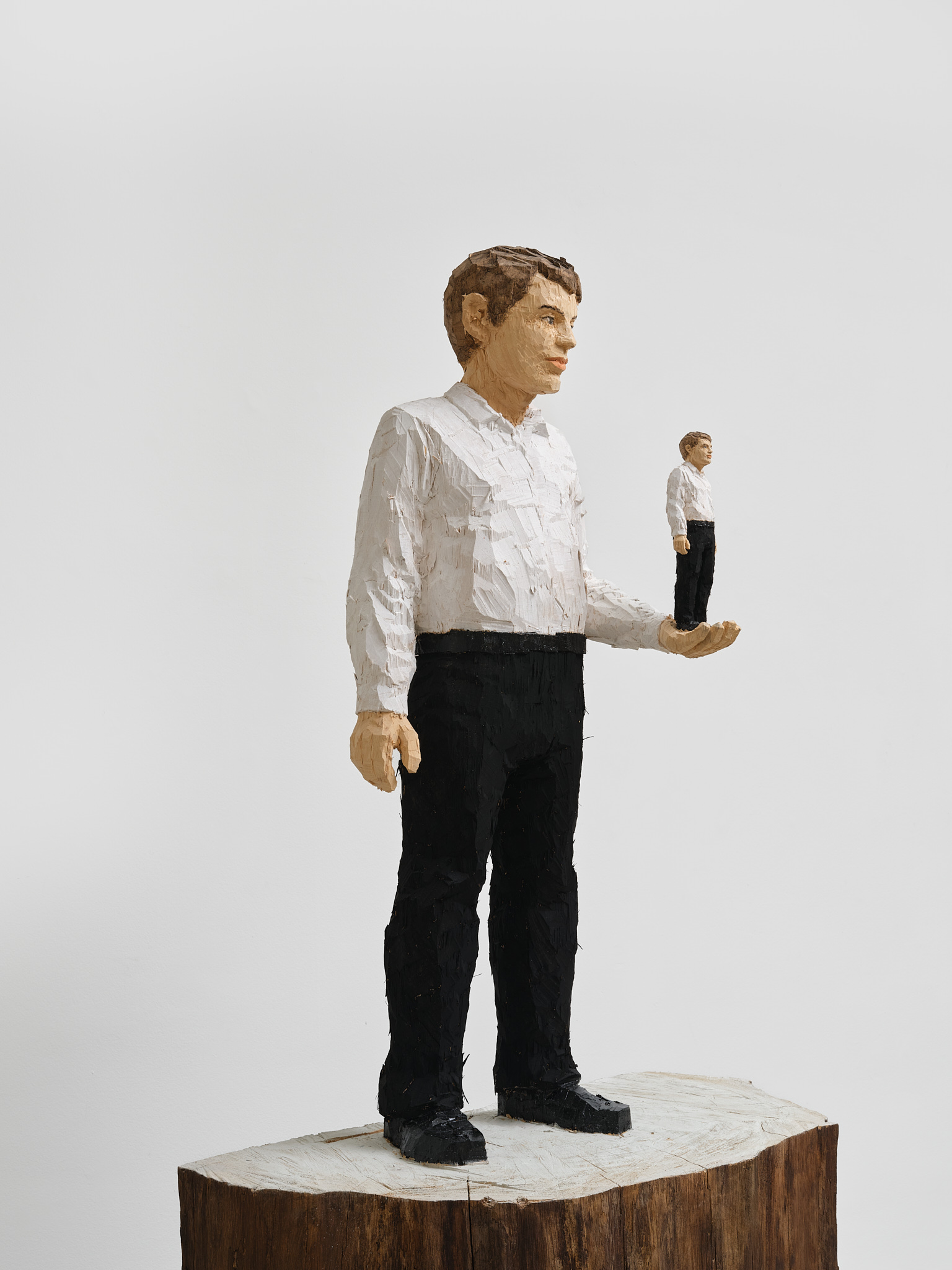 Stephan Balkenhol
Grosser Mann trägt kleinen Mann auf Händen, 2025
Wawa wood and Paint
230 x 115 x 55 cm