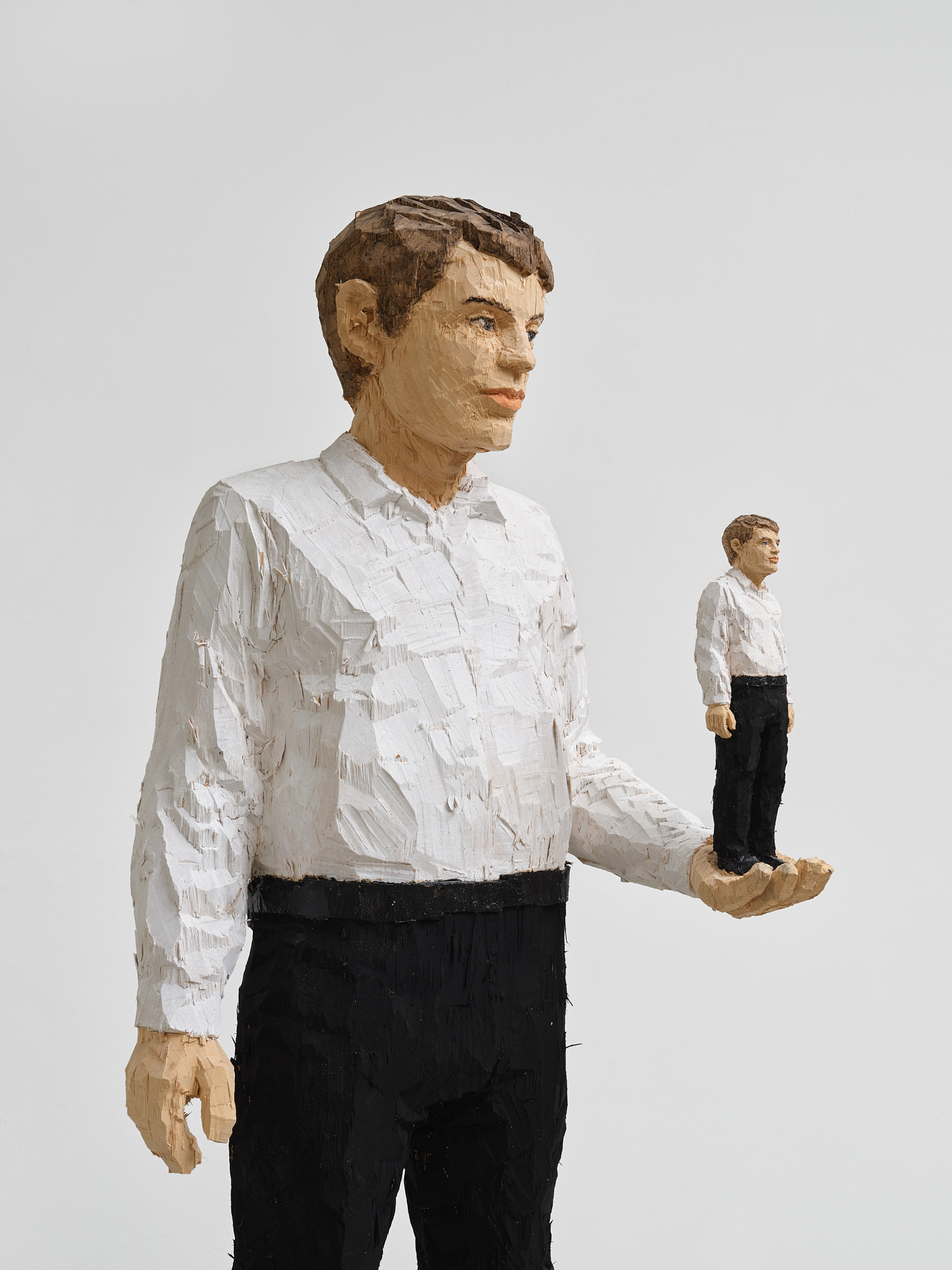 Stephan Balkenhol
Grosser Mann trägt kleinen Mann auf Händen, 2025
Wawa wood and Paint
230 x 115 x 55 cm