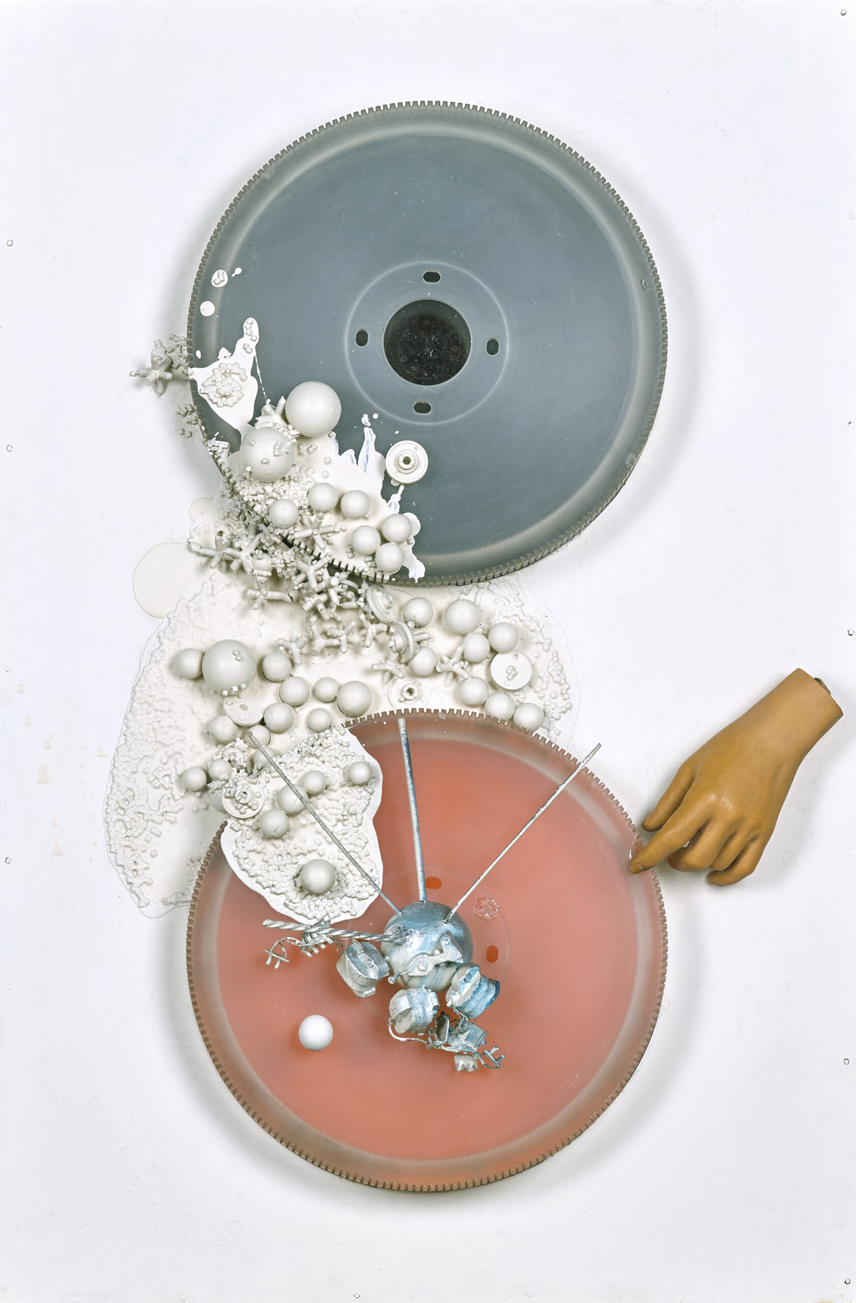 Paul Van Hoeydonck
The double wheel, 1966
signed - on the back
mixed media on wood
60,00 x 90,00 x 18,00 cm