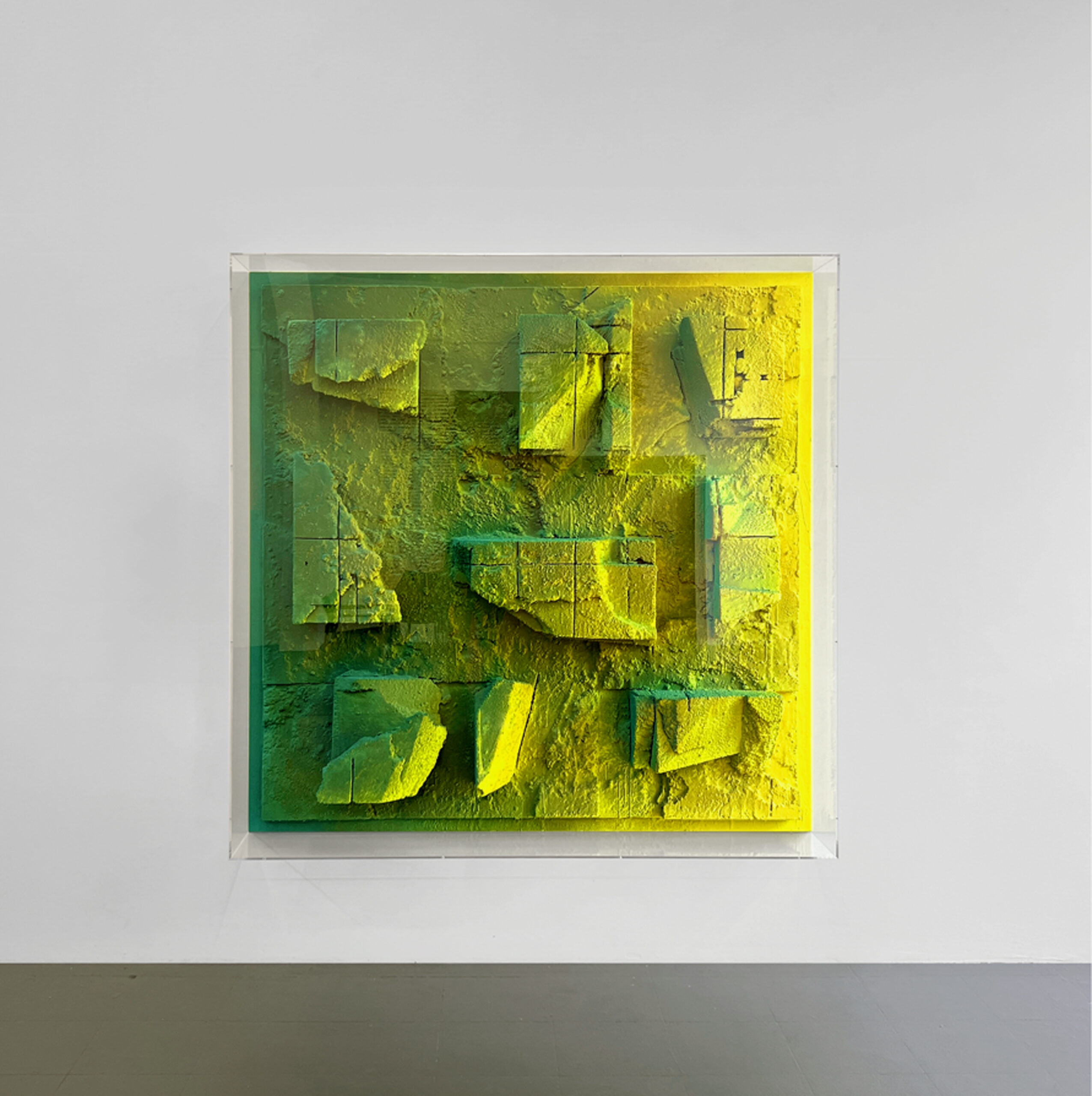 Jan Albers	grEEnglEam	2024	
spray paint, polymer plaster on polystyrene & non-wood, acrylic glass box	
170 x 170 x 37 cm