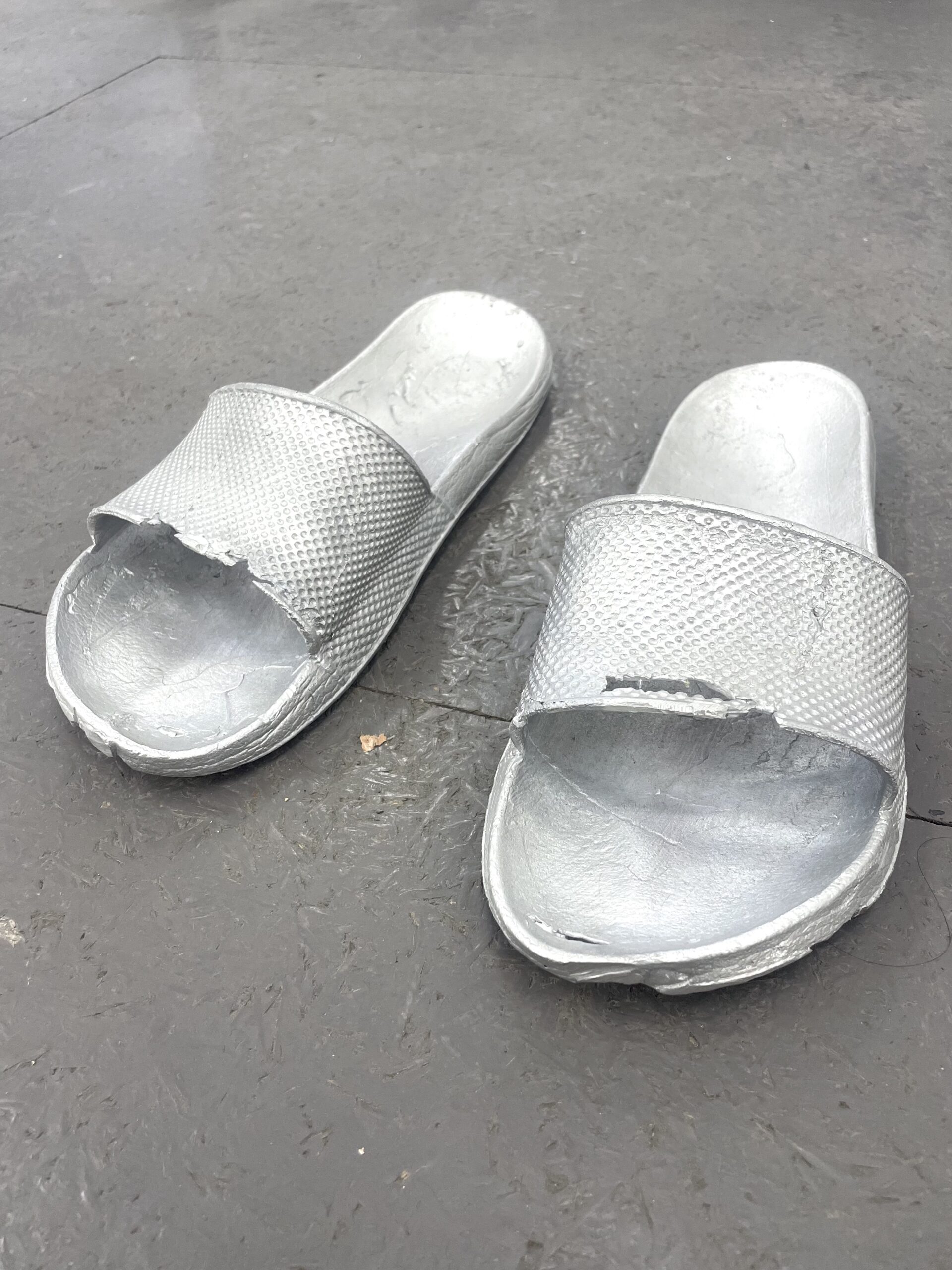 Albert Mayr, Invisible man enjoying the view, 2022, Aluminium, each: 27 × 8 × 11 cm