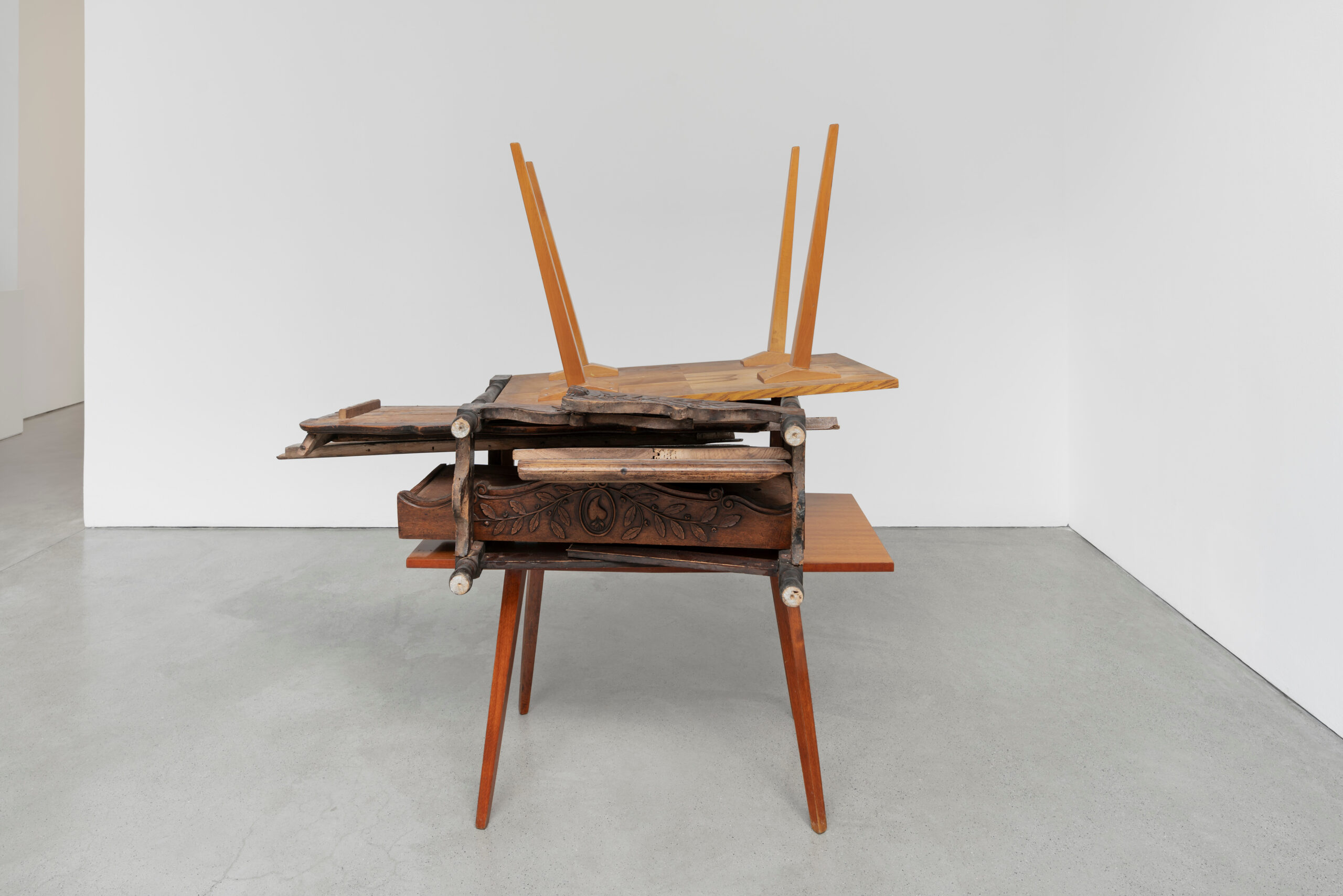 Angela de la Cruz
Barricade (Tables), 2023
Table, bread proofing cabinet
150 x 151 x 83 cm
59 x 59 1/2 x 32 5/8 in