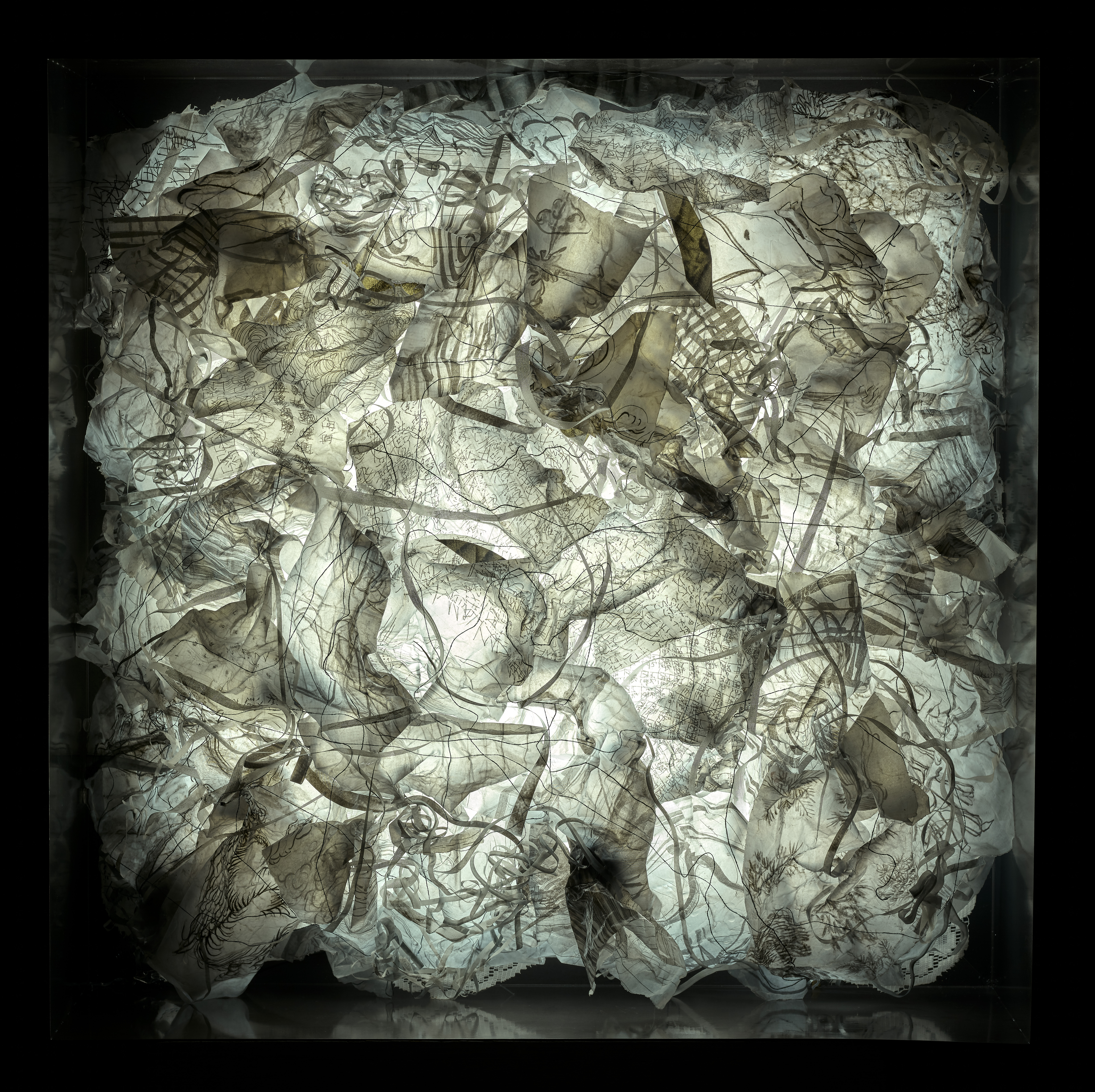 Crumpled Memory III

2019
Paper, epoxy, LED light, iron
80x80x30 cm