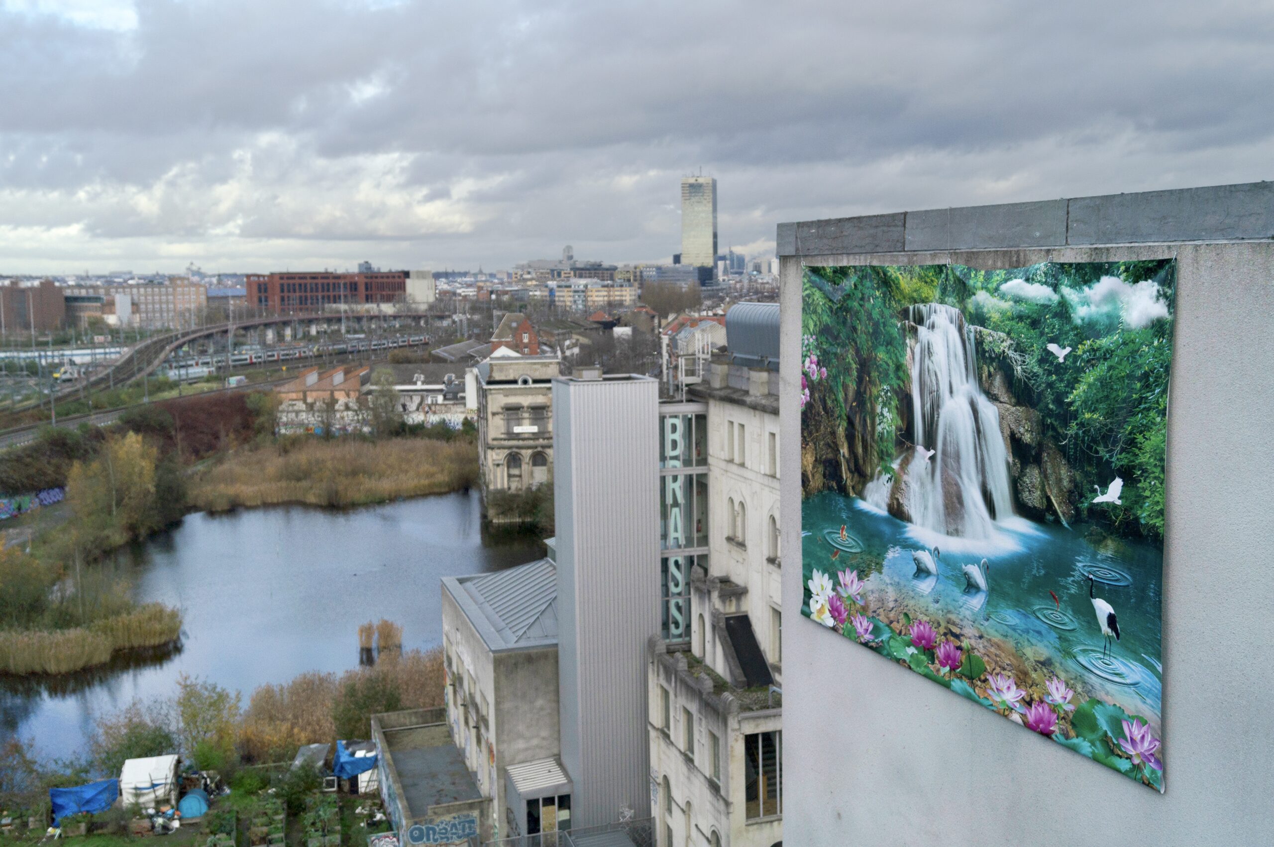 Marcia Tello at Wiels, Brussels. Hermoso paisaje sobre edificio, 2024.