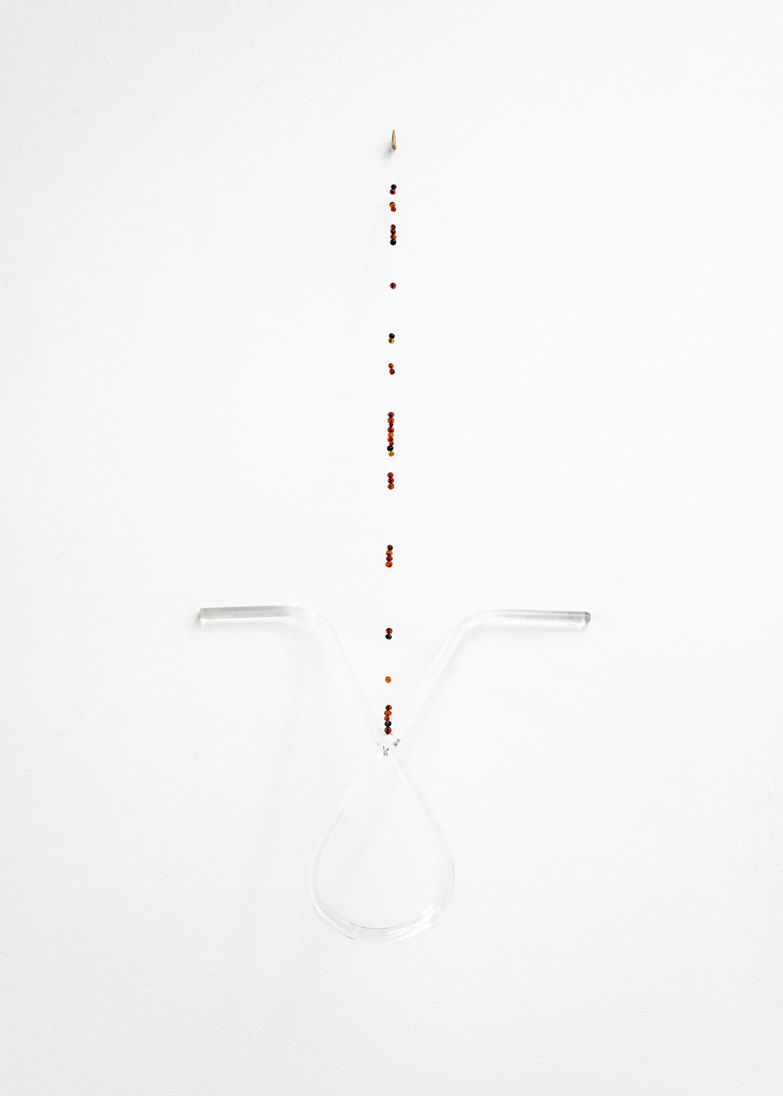 Sabine Mirlesse, Elektrod no 5, 2025, Baltic amber, borosilicate glass, sculpted brass hooks, fishing line, Unique, 50 x 47 cm.