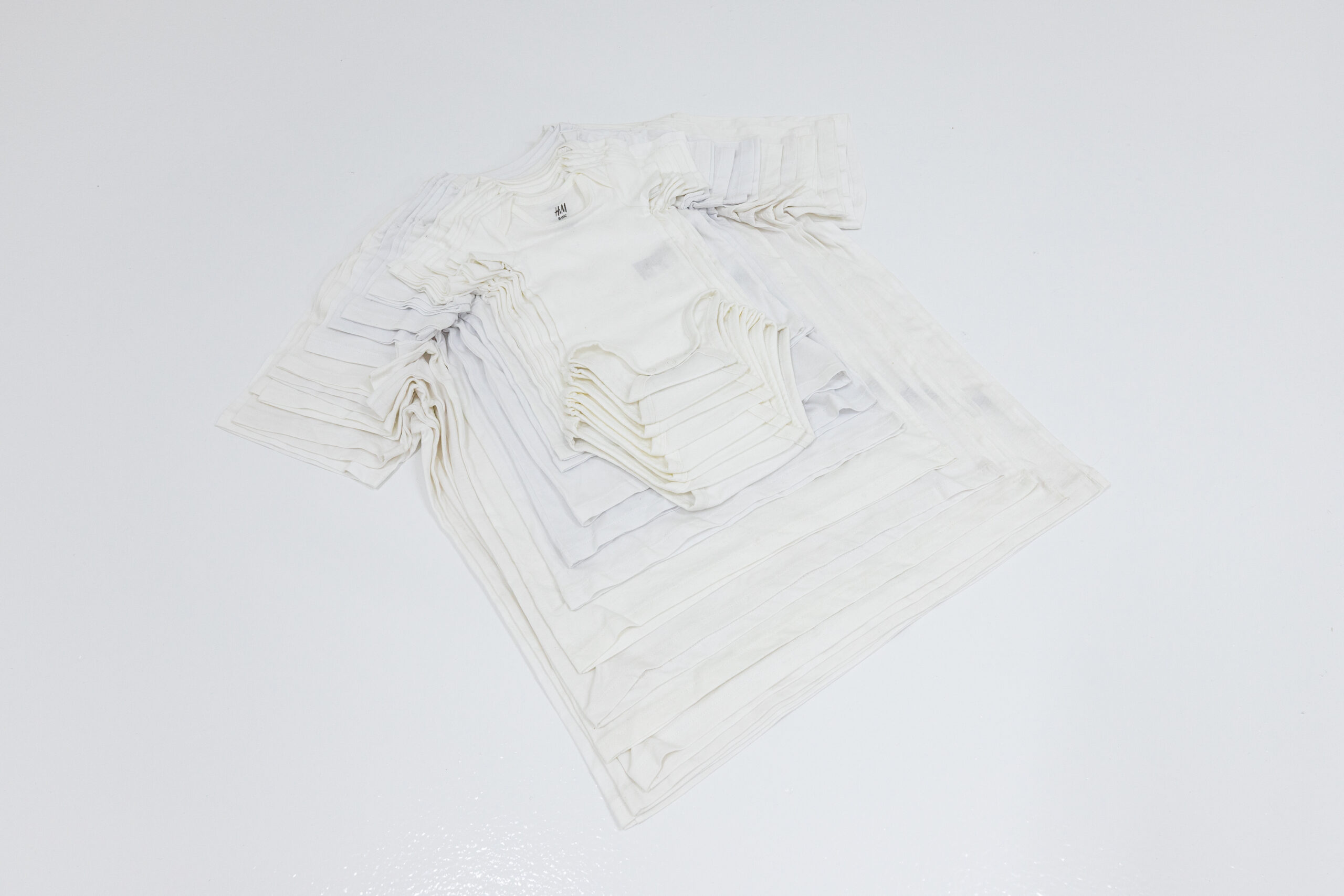 Stéphanie Saadé
Pyramid, 2022
Bodysuits and T-shirts of all sizes from 0 month to XXL, threat and textile, variable dimensions