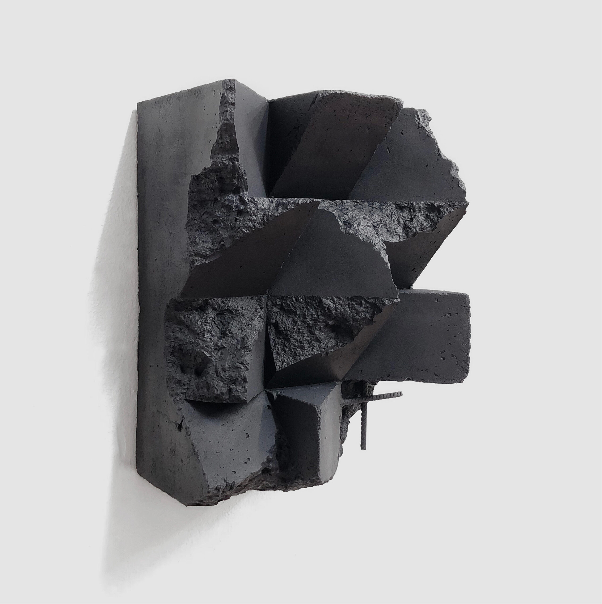 Jan Albers	
brOken, 2023	spraypaint, concrete, steel	
40 x 30 x 20 cm