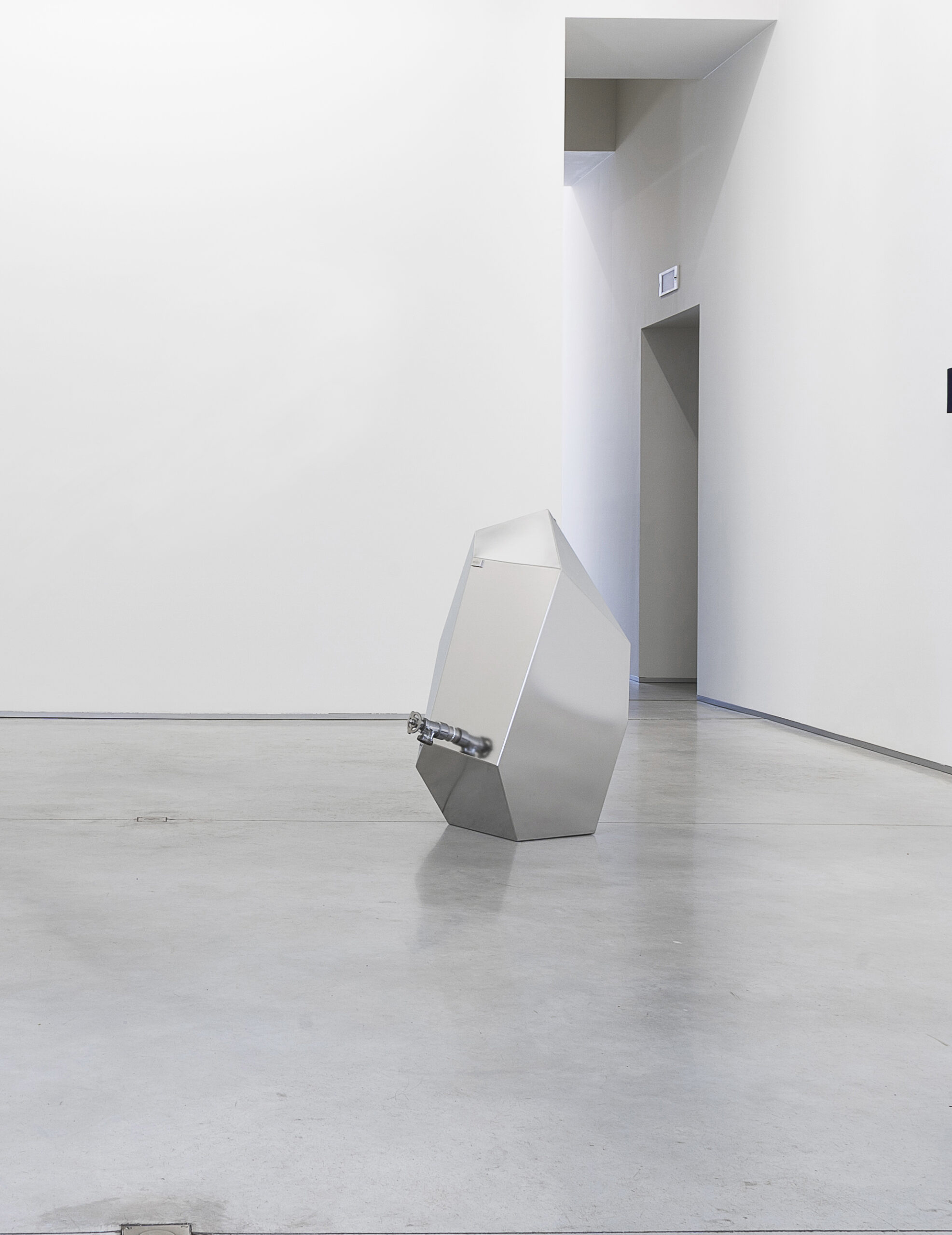 Nicolas Boulard, Cuve mélancolique #2 d’après Alberto Giacometti, 2016. Stainless steel, 110 x 110 x 90 cm