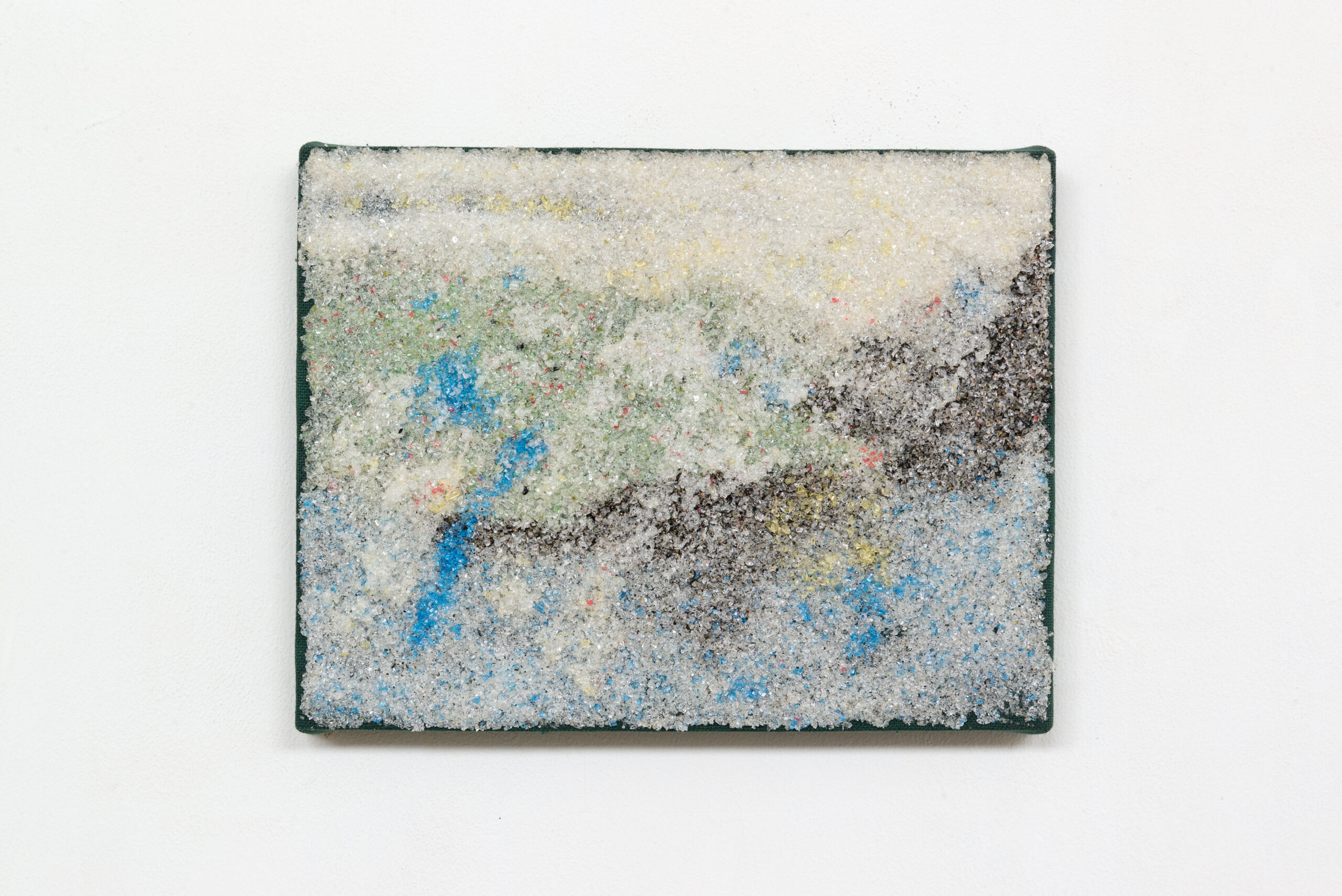 ISO #196, 2025
Poudre de verre, sable, colle de peau de lapin sur toile, 20 x 26 cm Glass powder, sea sand, rabbit glue on canvas, 8 x 10 inches