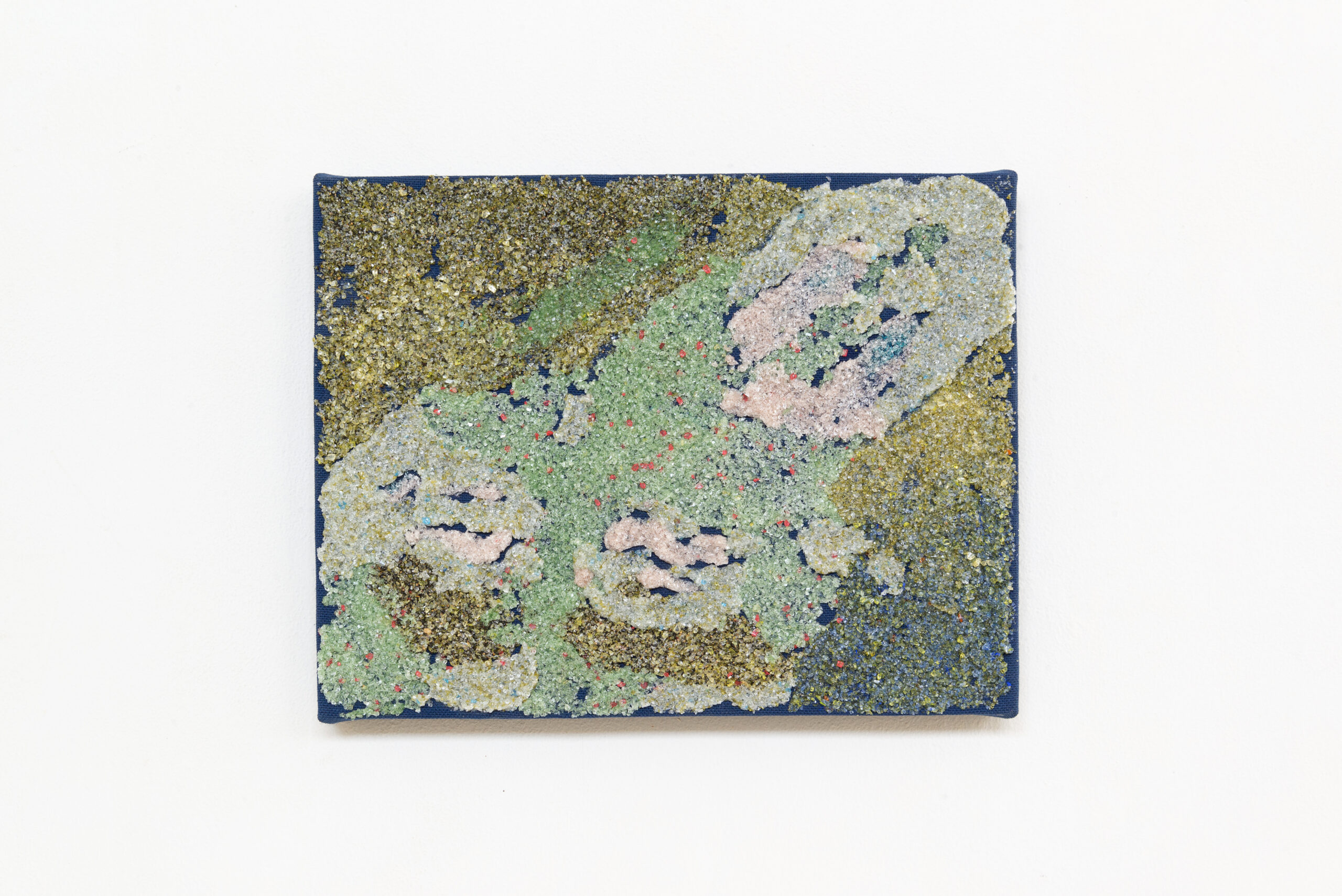 ISO #198, 2025
Poudre de verre, sable, colle de peau de lapin sur toile, 20 x 26 cm Glass powder, sea sand, rabbit glue on canvas, 8 x 10 inches