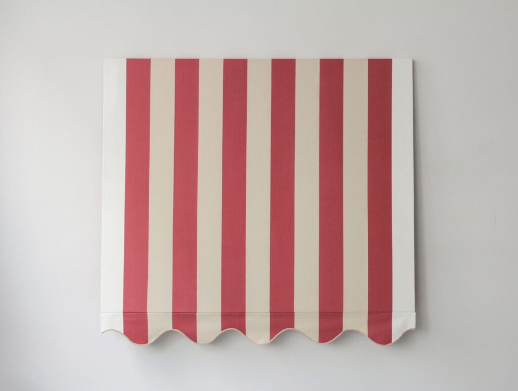 Peinture acrylique blanche sur tissu rayé blanc et rouge