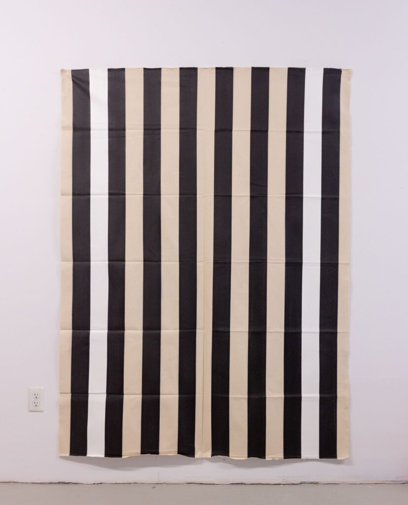 Peinture acrylique blanche sur tissu rayé blanc et noir