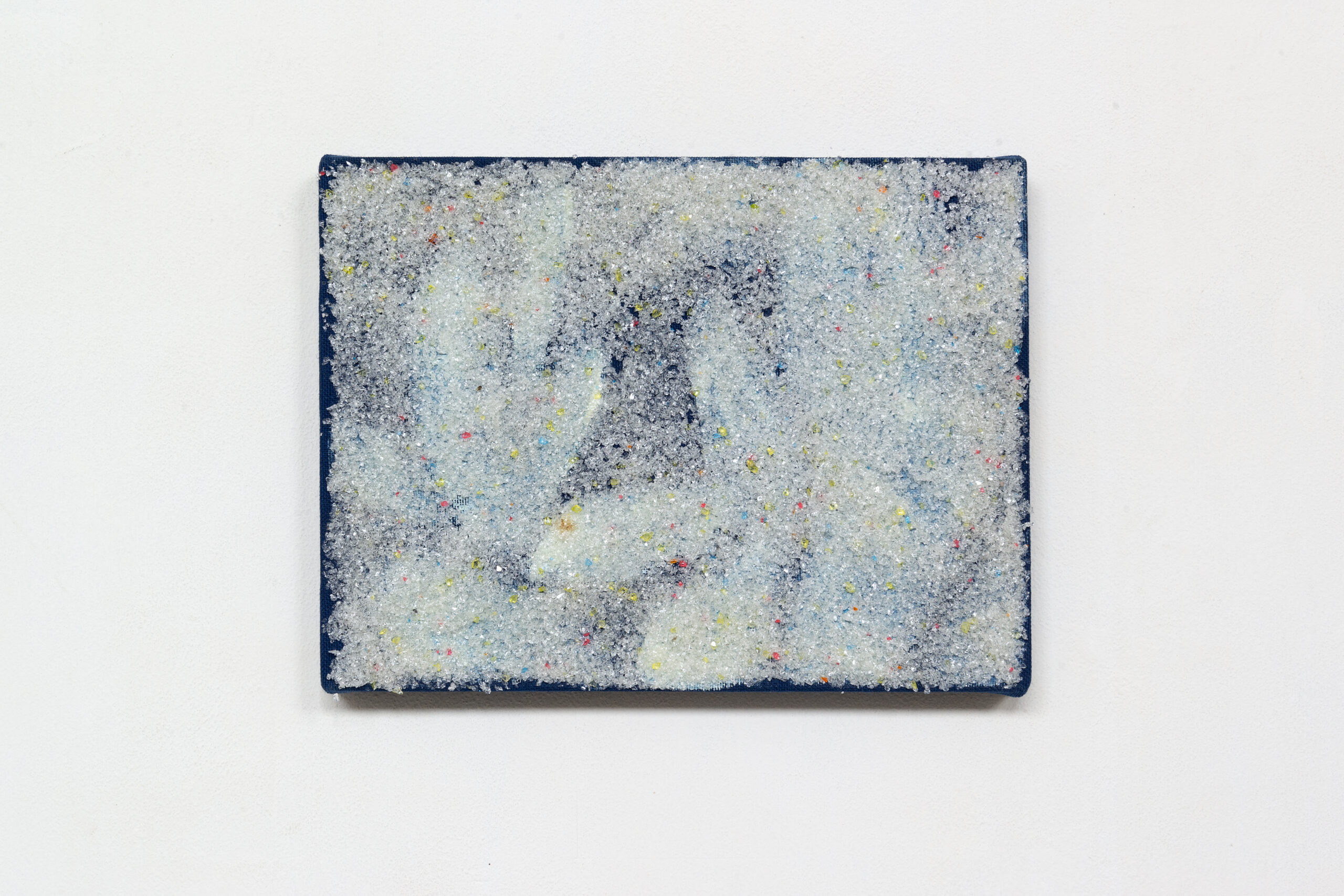 ISO #217, 2025
Poudre de verre, sable, colle de peau de lapin sur toile, 24 x 18 cm Glass powder, sea sand, rabbit glue on canvas, X x X inches