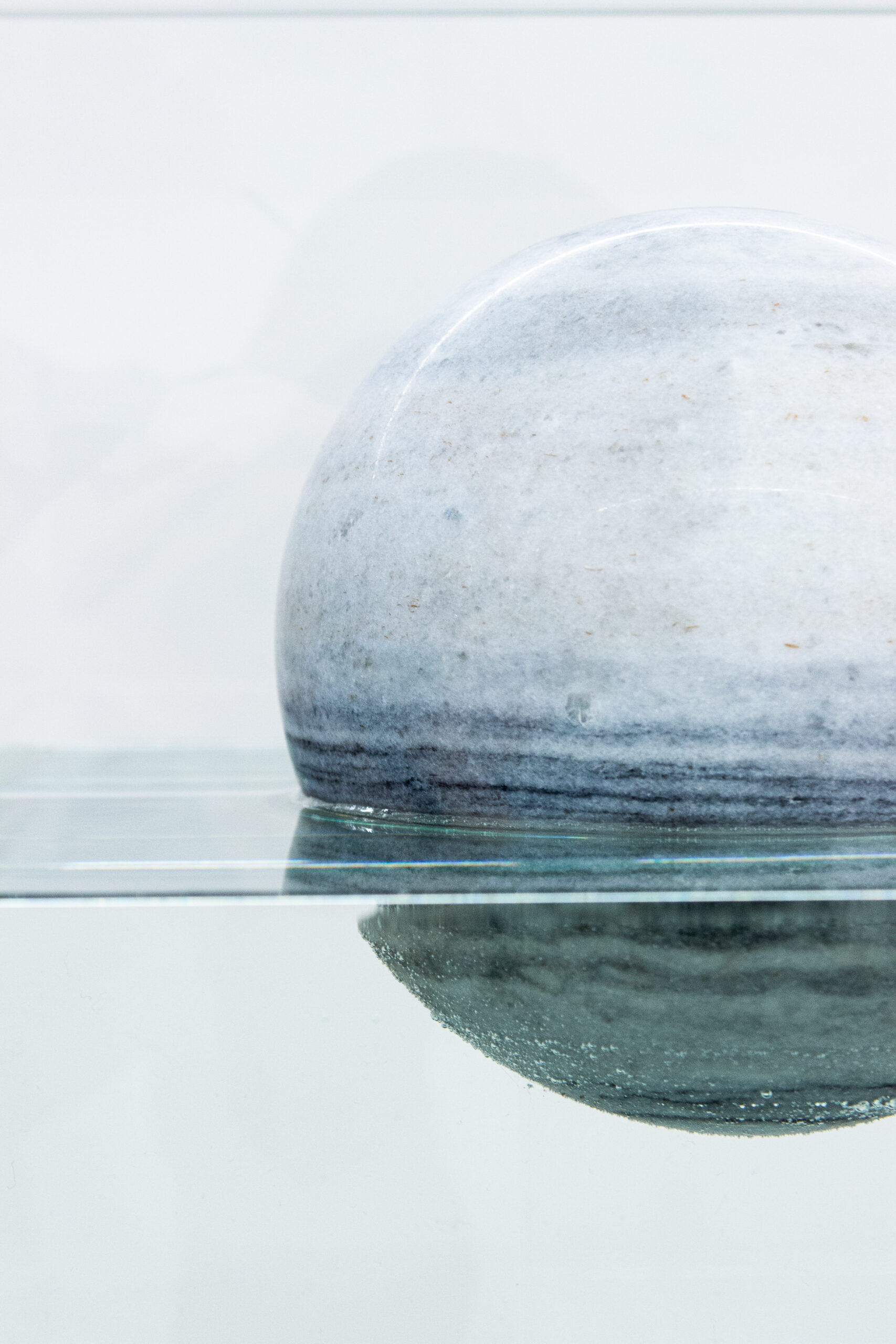 Jean-Baptiste Caron, Corps céleste, 2024.
Glass, marble, water, 39 x 39 x 39 cm, wooden base, 40 x 40 x 95 cm