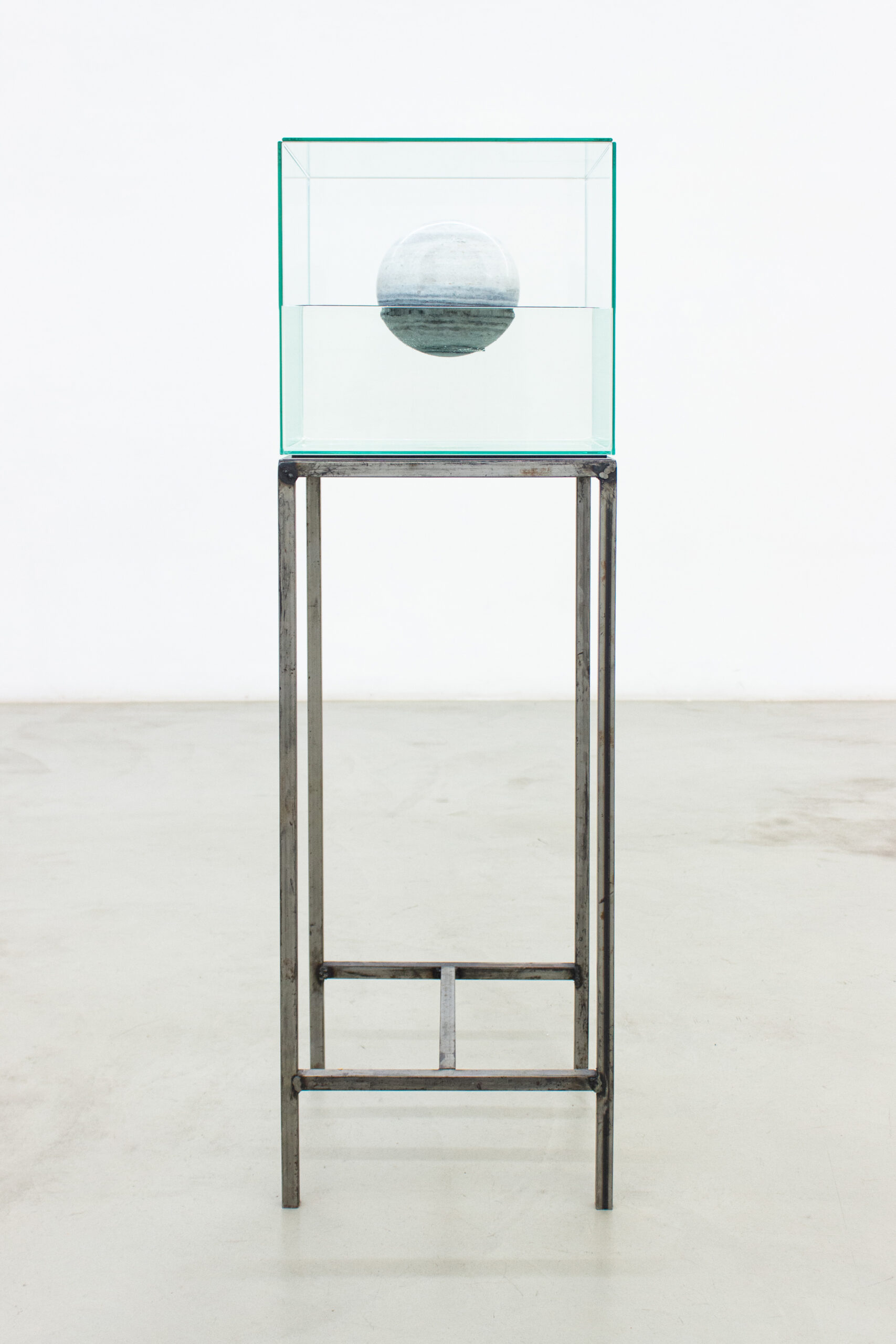 Jean-Baptiste Caron, Corps céleste, 2024.
Glass, marble, water, 39 x 39 x 39 cm, metal base, 40 x 40 x 95 cm