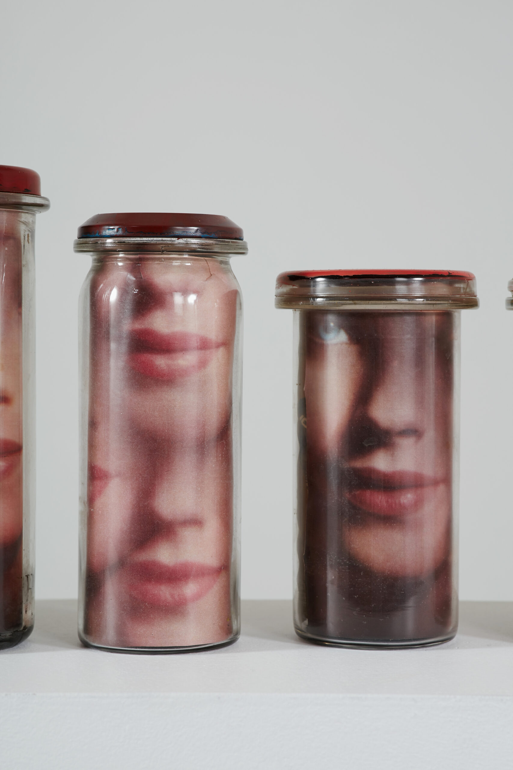 Title : Pots avec visages
Media : Mixed Technique
H 25.5 x B 105 cm x D 16cm