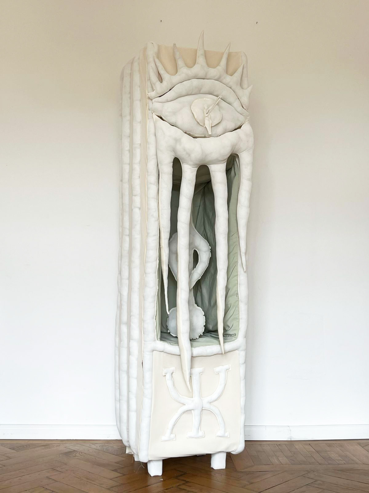 Karo Kuchar
I wish I had a time machine, 2025
Mixed media (Wood, Textile, stuffing, clockwork)
200 x 45 x 45 cm