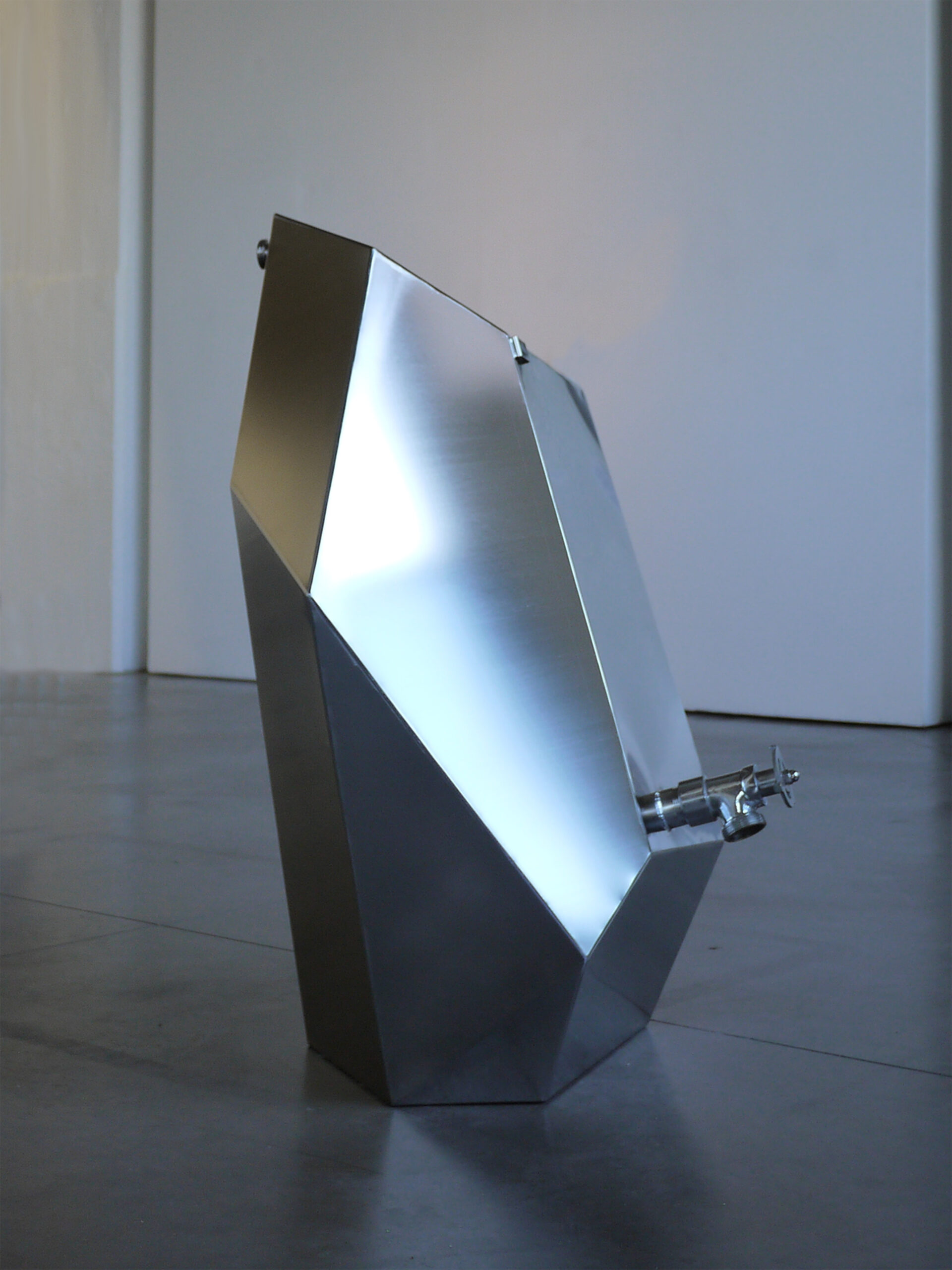 Nicolas Boulard, Cuve mélancolique #2 d’après Alberto Giacometti, 2016.
Stainless steel, 110 x 110 x 90 cm