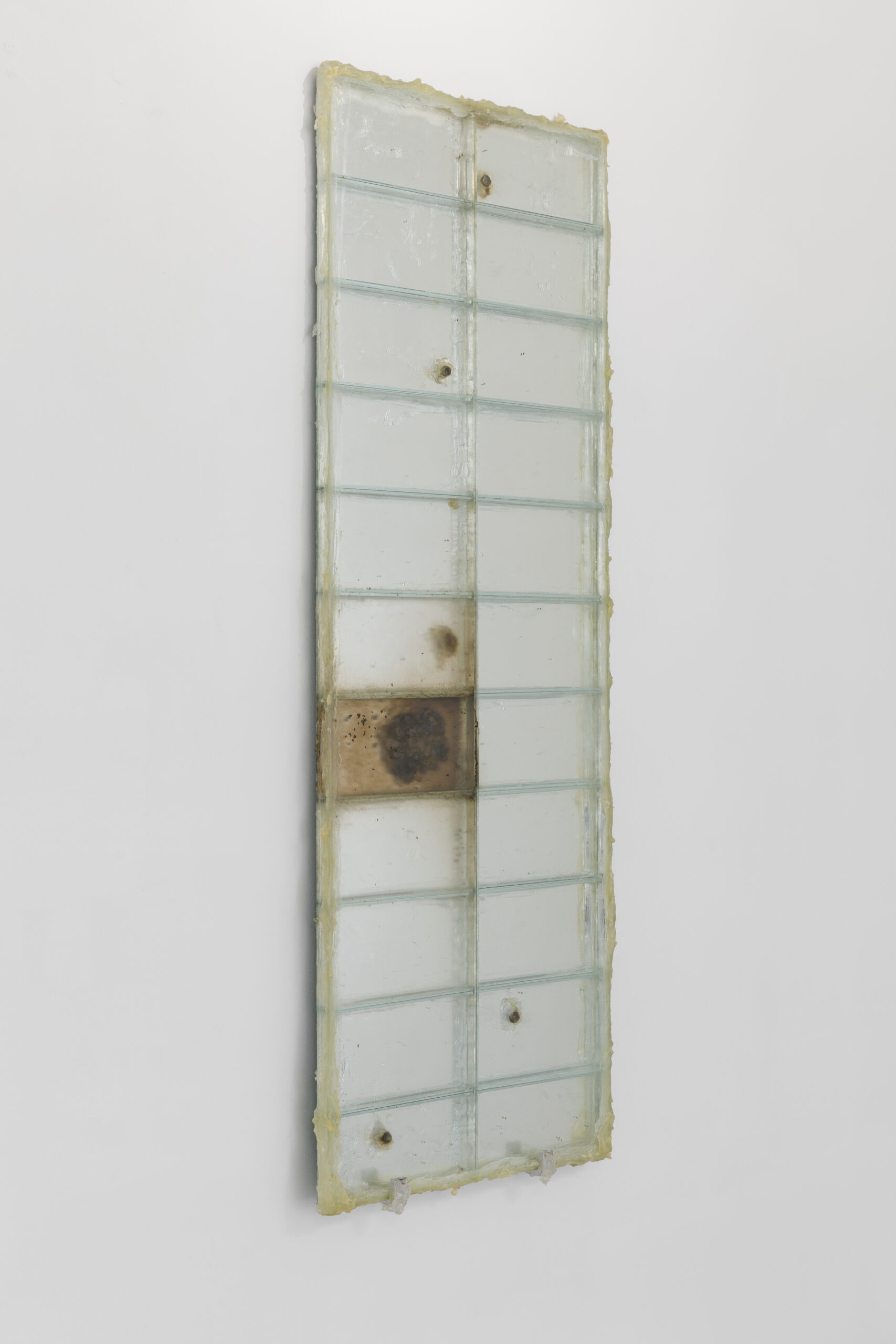 Benjamin Francis, 
Dirty Relief, 2024.
Mirrors, kit, latex and glass.
150 x 50 x 3 cm
Photo by Django van Ardenne