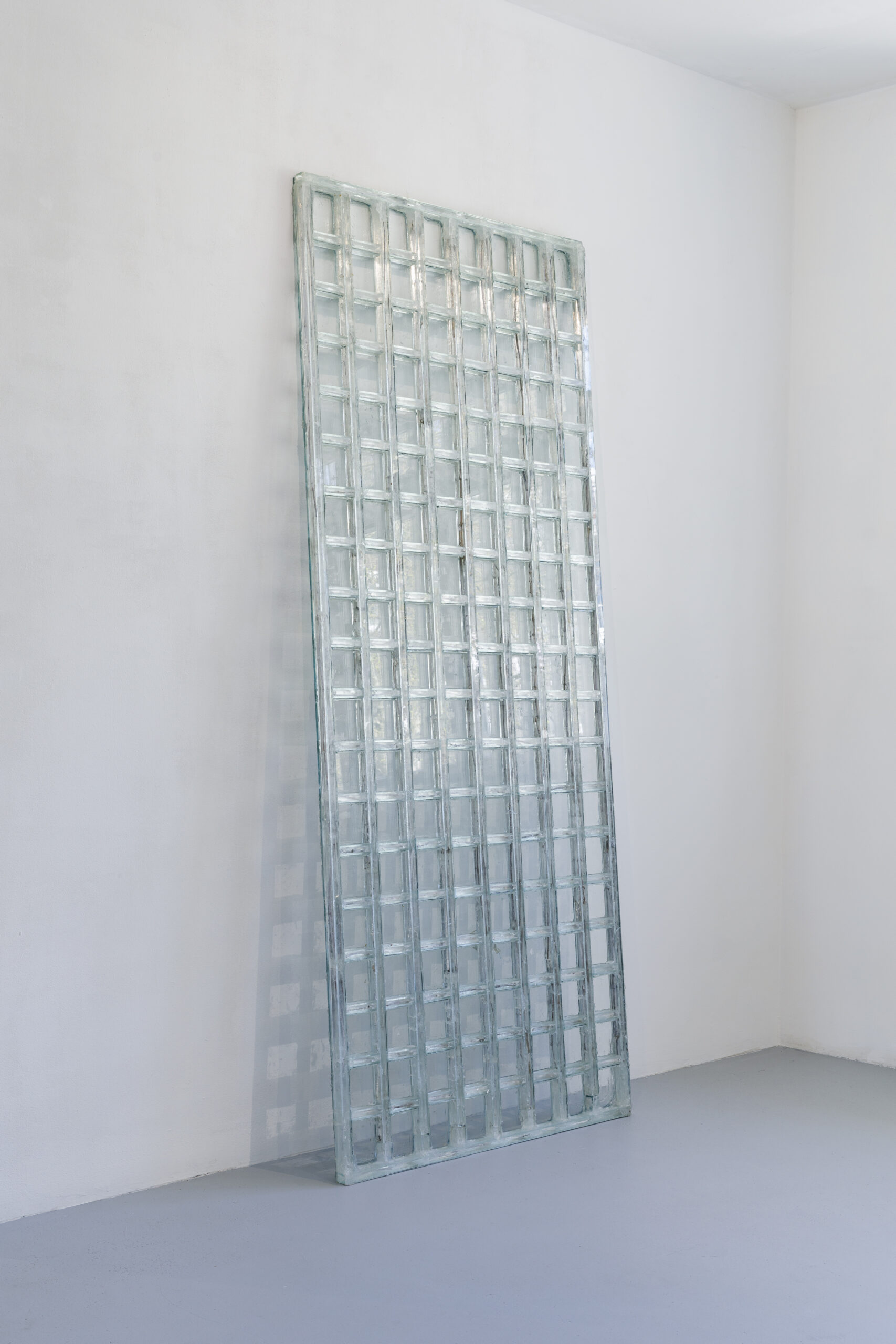 Benjamin Francis, 
Sanitized Fence, 2025. 
Mirrors, kit, glass, petroleum jelly and acrylic paint on twigs. 
204 x 85 x 4 cm
Photo by Django van Ardenne