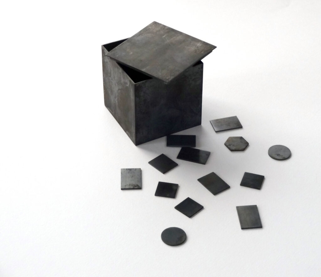 Idem IV (regesto delle opere come motivo a figure geometriche sparse)