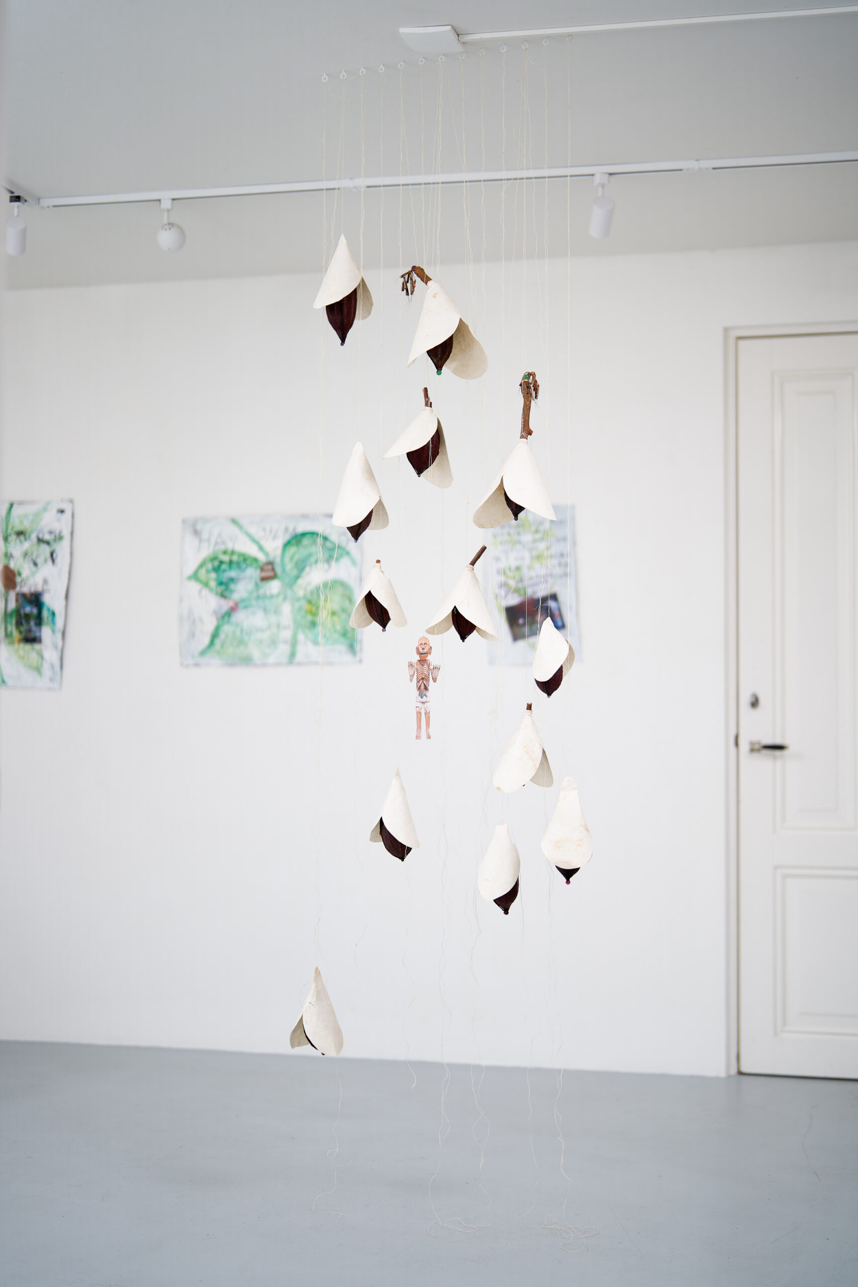 RojoNegro
Reconstrucción del Ihíyotl, 2025.
oil on cut-out canvas, amate paper and decorated cacao seeds.
70 x 185 x 20 cm
Photo by Jonathan de Waart