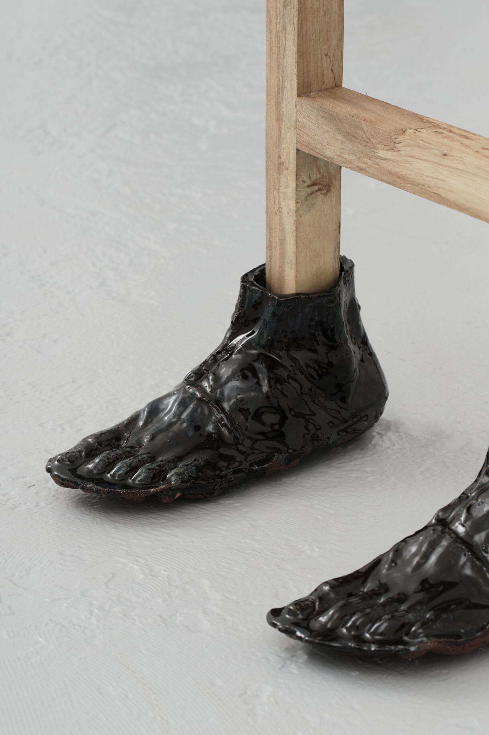 Luìs MS Santos
Seat of power: Parliament
2025
Natal mahogany, and glazed ceramic 68.5 x 40 x 34.5 cm (Detail 1)
