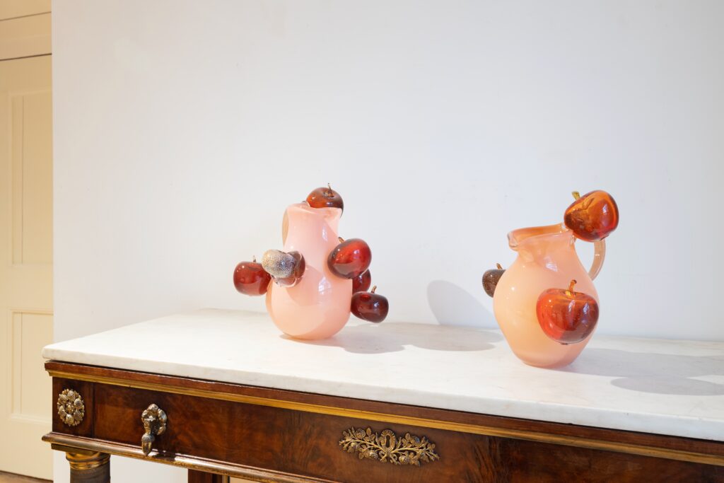 Appelkannen / Applejugs, 2015, glass, 30 x 30 cm, €25.000,- (sold as pair)     Photo: Peter Thijhuis